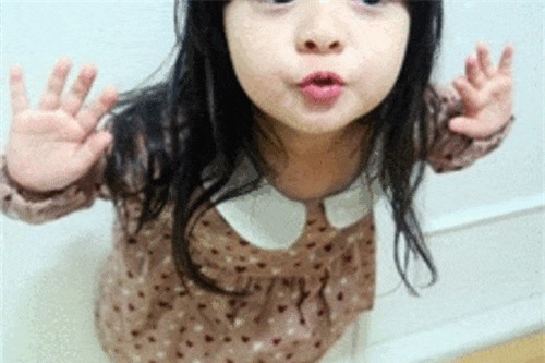 Clip: Dân mạng 'chao đảo' vì cô bé lai Hàn Quốc biết 4 thứ tiếng