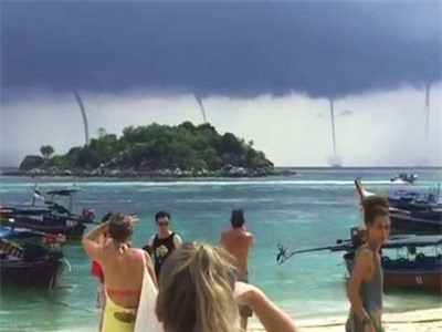 Cảnh tượng hiếm có với 4 vòi rồng xuất hiện cùng lúc