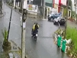 Clip: Sang đường bất cẩn, tài xế xe máy bị ôtô hất văng