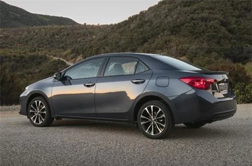 1. Toyota Corolla Sedan 2019 (giá khởi điểm: 18.700 USD).