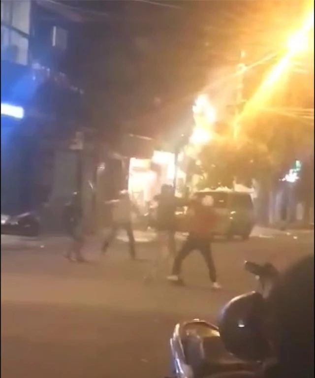Hai nhóm thanh niên đánh, chém nhau loạn xạ giữa đường phố (ảnh cắt từ clip