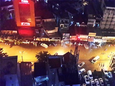 Mưa ngập lịch sử ở TP.HCM, rắn rết bơi vào nhà người dân