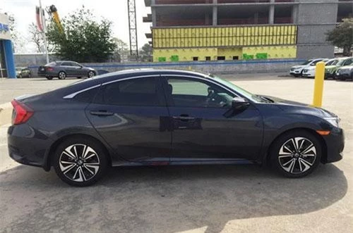 2. Honda Civic Sedan 2018 (giá khởi điểm: 18.940 USD).