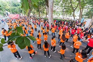 Màn nhảy rực sắc da cam vì sự tử tế, chống bạo lực trên phố đi bộ