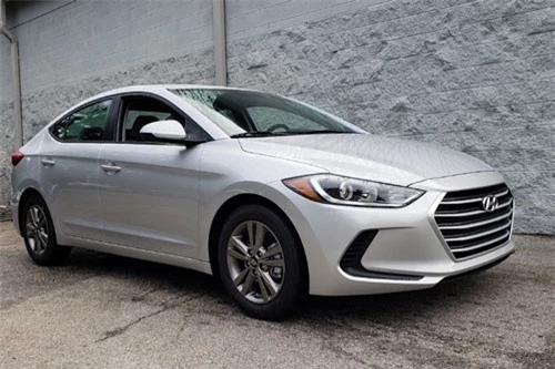 3. Hyundai Elantra Sedan 2018 (giá khởi điểm: 16.950 USD).