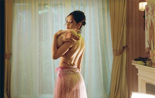 Những ca sĩ bình thường kín đáo lại khiến fan bất ngờ "tròn mắt" vì phân cảnh bán nude trong MV