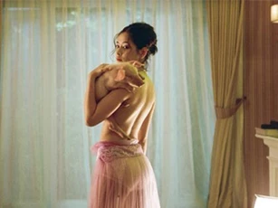 Những ca sĩ bình thường kín đáo lại khiến fan bất ngờ "tròn mắt" vì phân cảnh bán nude trong MV