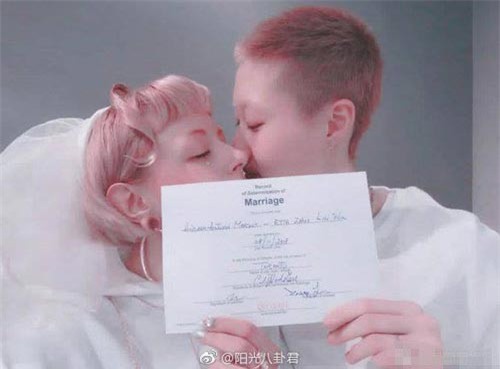 Con gái Thành Long khoe đăng ký kết hôn với bạn gái