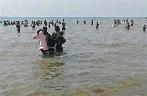 Cảnh hỗn loạn trên bờ biển trong một vụ lật thuyền ở Uganda. (Ảnh: Getty)