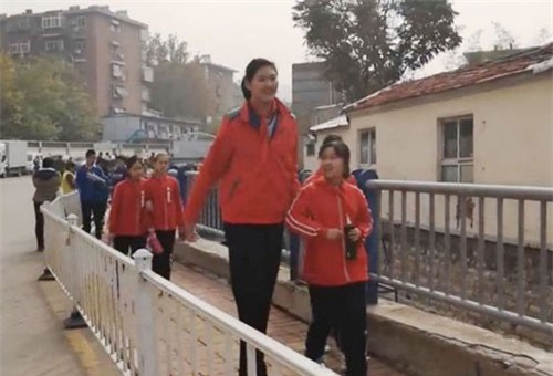 Bé gái 11 tuổi cao 2,1 mét, lập kỷ lục thế giới