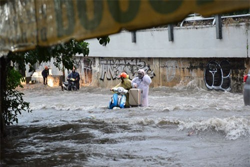 Sài Gòn ngập nặng, 1 người chết vì bão số 9