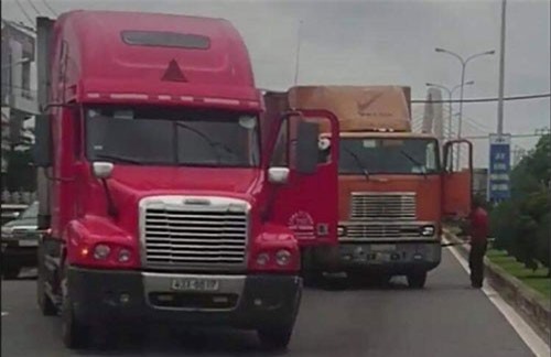 Tài xế container cầm đao đe dọa khiến đồng nghiệp phải quỳ lạy xin tha