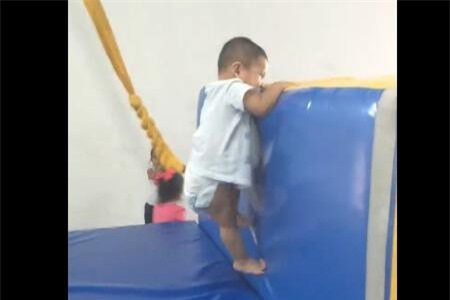 Clip: Em bé 'ninja' mặc tã chơi 'parkour' nhanh nhẹn không kém người lớn
