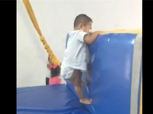 Clip: Em bé 'ninja' mặc tã chơi 'parkour' nhanh nhẹn không kém người lớn