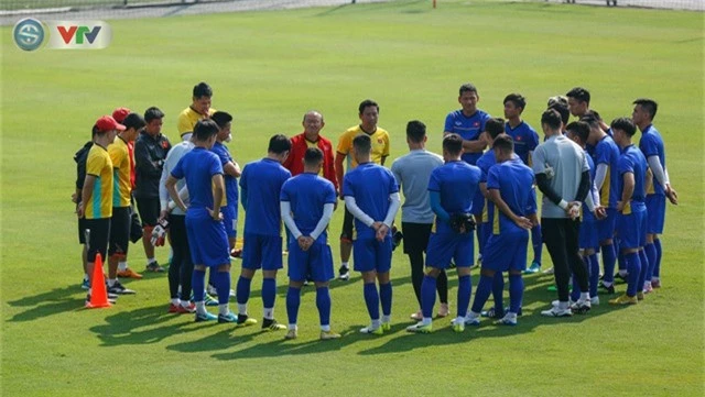 AFF Cup 2018: ĐT Việt Nam trở lại tập luyện, sẵn sàng cho trận bán kết gặp ĐT Philippines - Ảnh 1.