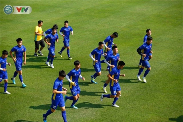 AFF Cup 2018: ĐT Việt Nam trở lại tập luyện, sẵn sàng cho trận bán kết gặp ĐT Philippines - Ảnh 3.