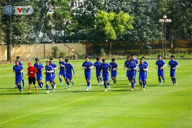 AFF Cup 2018: ĐT Việt Nam trở lại tập luyện, sẵn sàng cho trận bán kết gặp ĐT Philippines - Ảnh 4.