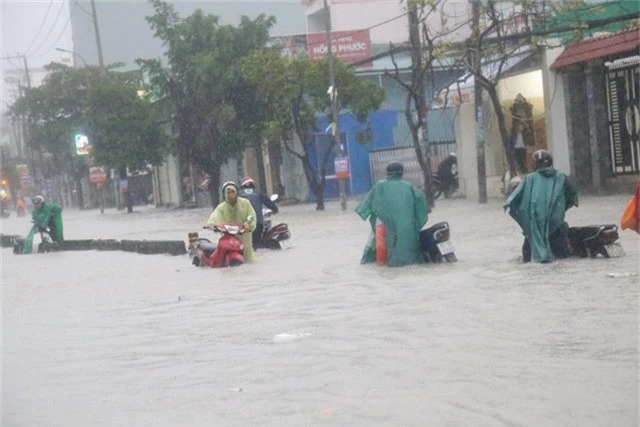 Áp thấp suy yếu từ bão số 9 tiếp tục gây mưa lớn ở nhiều tỉnh phía Nam. (Ảnh: Đình Thảo).