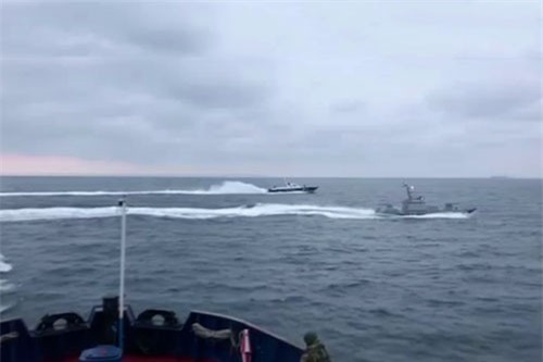 Hải quân Nga-Ukraine đụng độ trên biển Azov, Tổng thống Poroshenko cảnh báo thiết quân luật