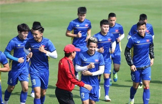 Hồng Duy cho biết Văn Toàn vẫn ở lại đội tuyển Việt Nam - Ảnh: Gia Hưng 