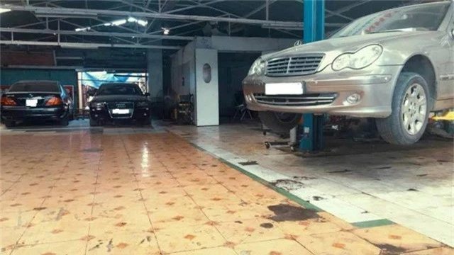 Các garage sửa xe ô tô tại TPHCM tấp nập khách sửa chữa, bảo dưỡng xe trong mùa mưa bão.
