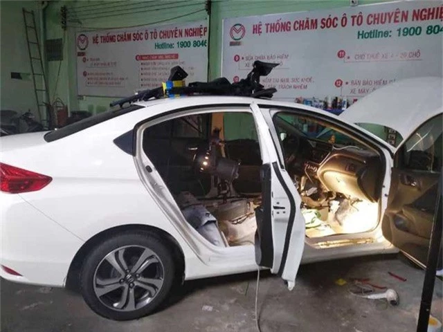 Một chiếc xe Honda City được chăm sóc tại quận Thủ Đức.