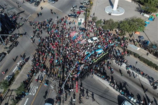 Dòng người di cư Trung Mỹ ở thành phố Tijuana, Mexico hướng về phía biên giới Mỹ ngày 25/11 (Ảnh: EPA)