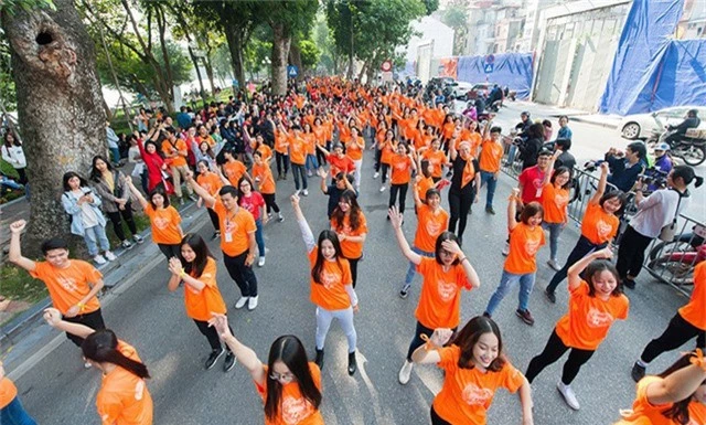 Hàng trăm bạn trẻ cùng nhảy vì sự tử tế, chống bạo lực