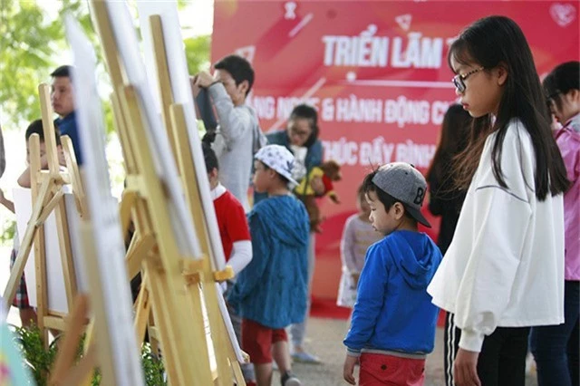 Triển lãm ảnh “Lắng nghe và Hành động chấm dứt bạo lực giới, thúc đẩy bình đẳng giới ”