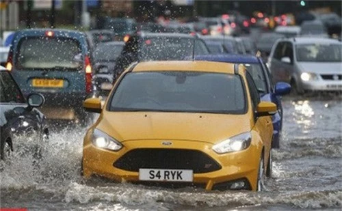 Những quy tắc vàng cần nhớ khi lái xe trong trời mưa bão để đảm bảo an toàn - Ảnh 1