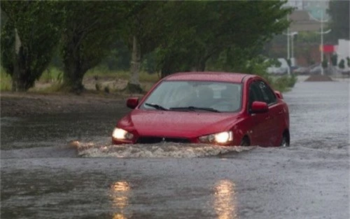 Những quy tắc vàng cần nhớ khi lái xe trong trời mưa bão để đảm bảo an toàn - Ảnh 2
