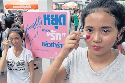 Tuần hành chống bạo lực phụ nữ ở Thái Lan (Ảnh: Bangkok Post)