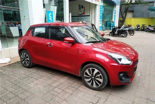 Suzuki Swift mới về ngập kho, sẵn sàng bung hàng, giá dự kiến giảm 60 triệu đồng. Những chiếc Suzuki Swift với 2 phiên bản được nhập khẩu từ Thái Lan đã về kho. Xe sẽ ra mắt và được mở bán từ ngày 1/12. (CHI TIẾT)