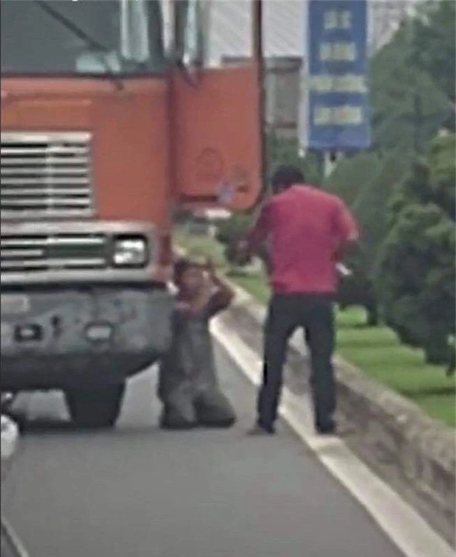  Hình ảnh tài xế xe container dùng dao đe dọa khiến đồng nghiệp phải quỳ lạy xin tha (ảnh cắt từ clip) 