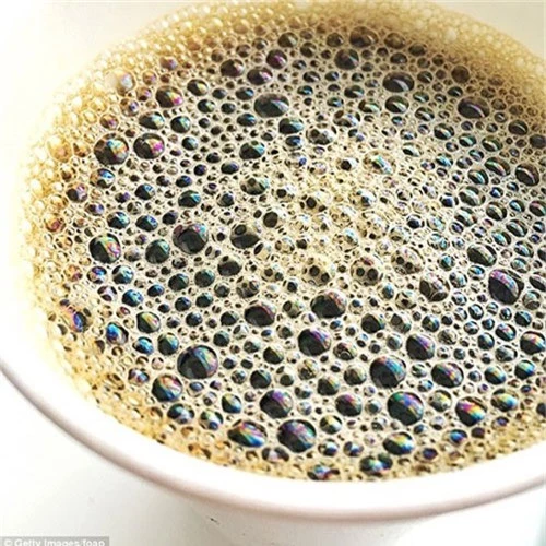 Những bọt nước trong cốc cà phê đôi khi vẫn khiến họ rùng mình. 