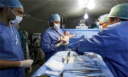 Ngày càng có nhiều phụ nữ lựa chọn phương pháp sinh mổ. Ảnh: Reuters. Ngày càng có nhiều phụ nữ lựa chọn phương pháp sinh mổ. Ảnh: Reuters.