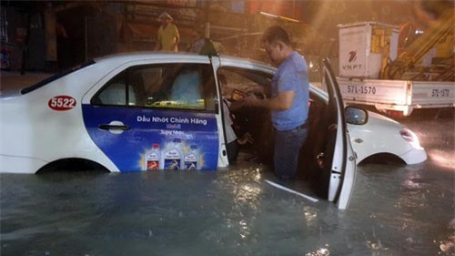 Hàng loạt xe ôtô "chết" trong đêm mưa lũ tại Tp Hồ Chí Minh
