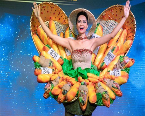 Cộng đồng mạng quốc tế thích thú trước trang phục bánh mì của H’Hen Niê