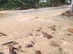 Clip: Mưa lớn biến đường ở Nha Trang thành 'suối đá'