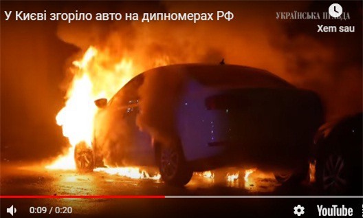 Clip: Xe biển ngoại giao của Nga bị đốt cháy ở Ukraine giữa lúc hai nước căng thẳng