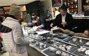 Du khách Việt 'sập bẫy' khi mua sắm tại nước ngoài