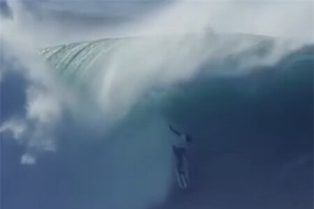 Clip: 'Thót tim' với pha lướt ván chinh phục sóng khổng lồ của chàng thanh niên