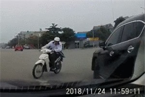 Clip: Bất chấp nguy hiểm, học sinh ngang nhiên vượt đèn đỏ