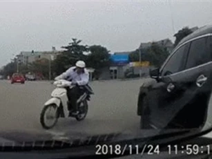 Clip: Bất chấp nguy hiểm, học sinh ngang nhiên vượt đèn đỏ