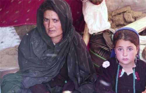 Mẹ bán con gái 6 tuổi để đổi lấy cái ăn, lại còn bị quỵt nợ