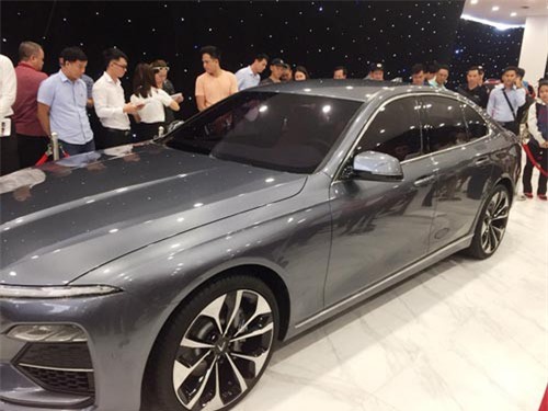 TPHCM: Khách hàng “chen nhau” đặt mua xe VinFast sau ngày mưa bão