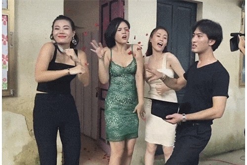 Clip: Dàn diễn viên phim 'Quỳnh búp bê' trổ tài catwalk 