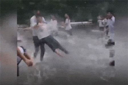 Clip: Học sinh ở Sài Gòn vui vẻ tắm mưa, đùa giỡn vì trường ngập nước 