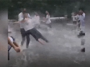 Clip: Học sinh ở Sài Gòn vui vẻ tắm mưa, đùa giỡn vì trường ngập nước