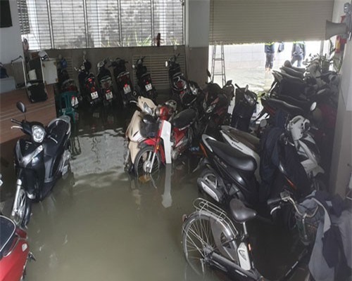 Hàng trăm ô tô, xe máy chìm trong hầm nước chung cư